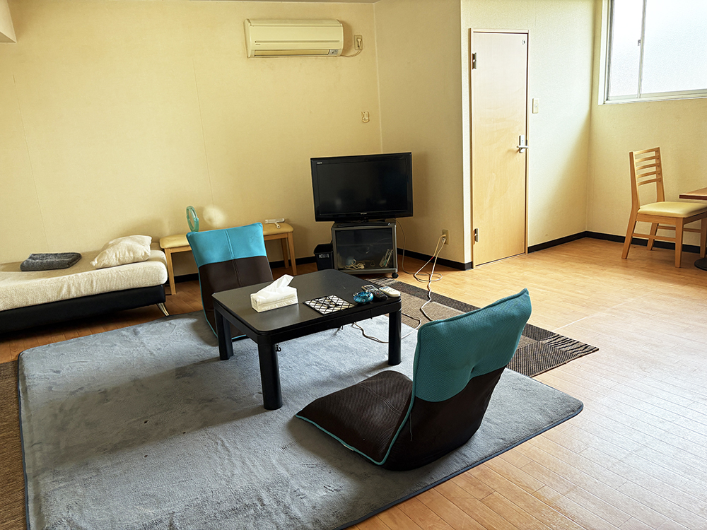 「清潔で柔らかな雰囲気の個室待機ルーム。安心感のある室内空間
